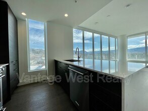 1191-1191 Sunset Dr in Kelowna, BC - Building Photo - Building Photo