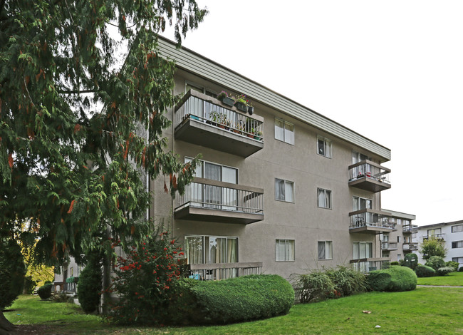 6688 Willingdon Av in Burnaby, BC - Building Photo - Building Photo