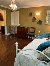 8396 Visalia St, Unit Studio in Ventura, CA - Building Photo - Building Photo