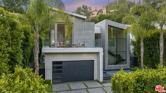 1847 Coldwater Canyon Dr in Beverly Hills, CA - Building Photo