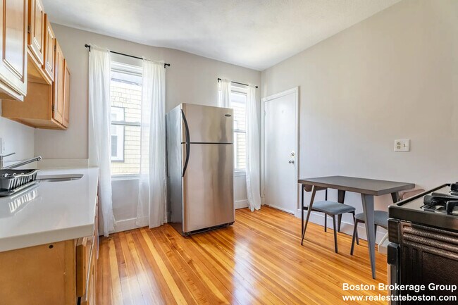 33 Edison Grn, Unit 3 in Boston, MA - Foto de edificio - Building Photo