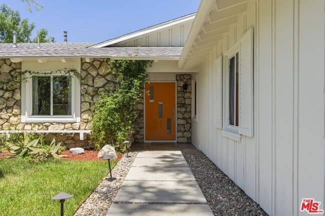 23023 Gainford St in Los Angeles, CA - Building Photo - Building Photo
