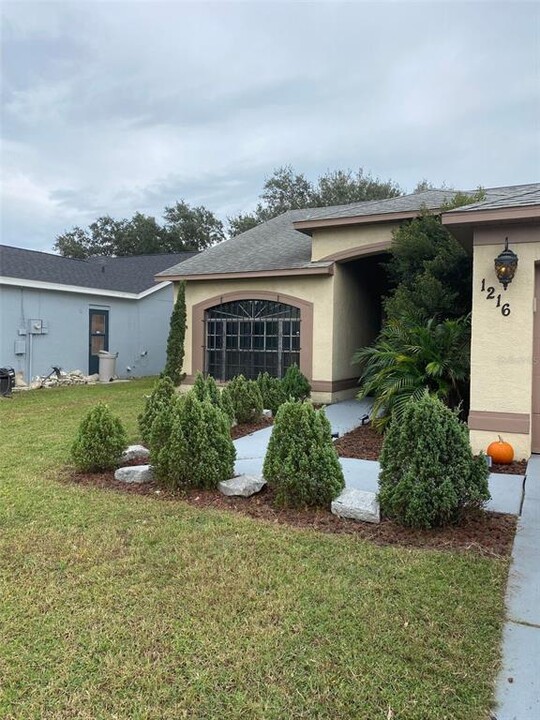 1216 Barmere Ln in Brandon, FL - Building Photo