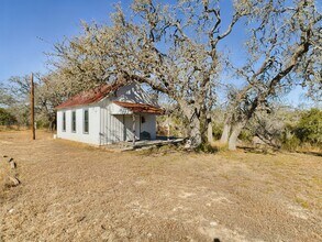 6674 W US Hwy 290 Service Rd in Fredericksburg, TX - Foto de edificio - Building Photo