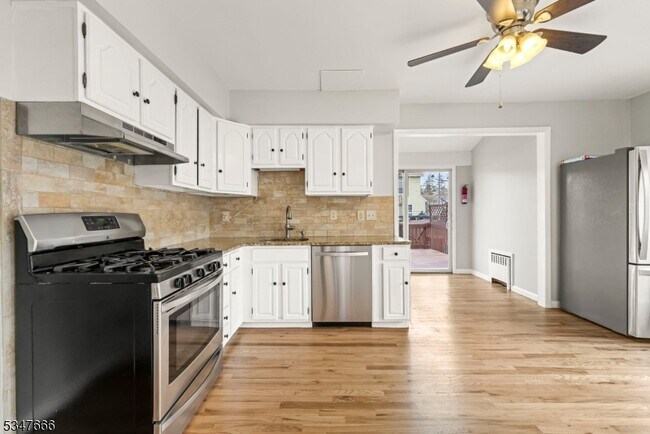 152 Lakeside Dr in Nutley, NJ - Building Photo - Building Photo