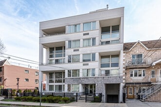 Sutton Meadows in Fresh Meadows, NY - Foto de edificio - Building Photo