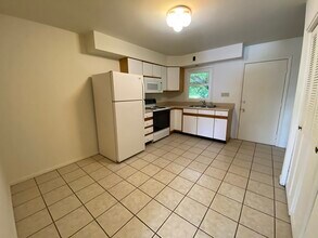 211 S Pfeffer Rd, Unit 3 in Urbana, IL - Foto de edificio - Building Photo