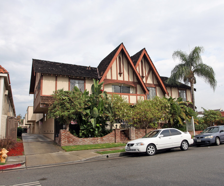 Northridge Villa in Northridge, CA - Building Photo