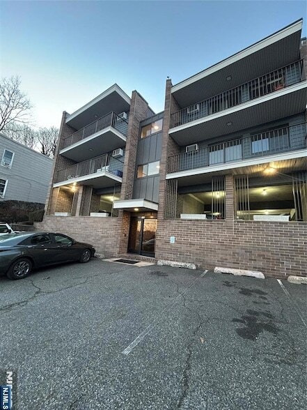 148 Undercliff Ave, Unit 2 in Edgewater, NJ - Foto de edificio - Building Photo