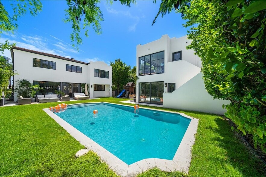 5728 Pine Tree Dr in Miami Beach, FL - Foto de edificio
