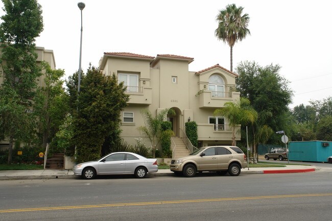 Residential Condominiums in Studio City, CA - Foto de edificio - Building Photo