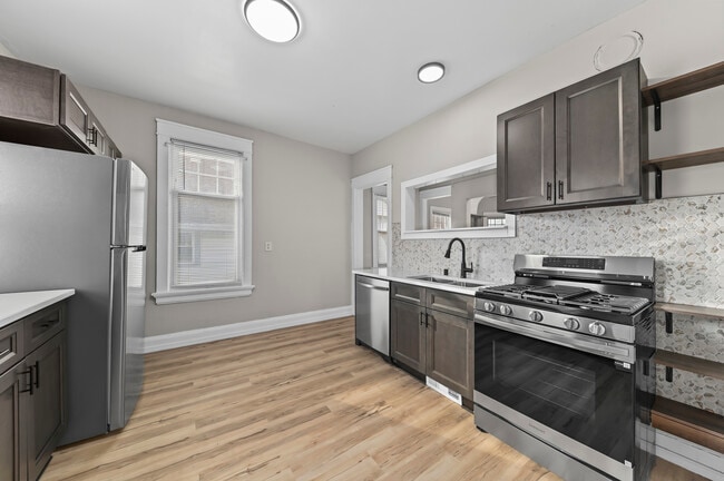 2332 N Holton St, Unit 2332