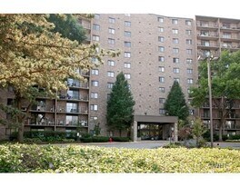 6340 Americana Dr in Willowbrook, IL - Building Photo