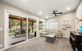 404 E Riverboat Way in Orange, CA - Foto de edificio - Building Photo