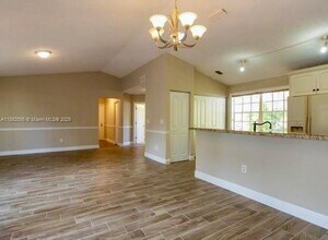 11904 NW 12th St in Pembroke Pines, FL - Foto de edificio - Building Photo