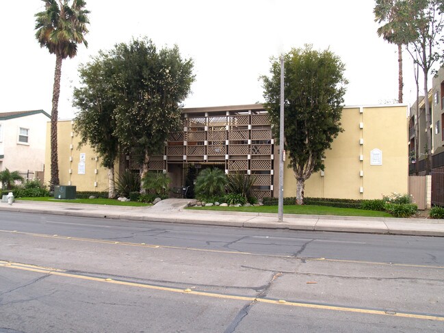 Hana Bosho Apartments in Santa Ana, CA - Foto de edificio - Building Photo