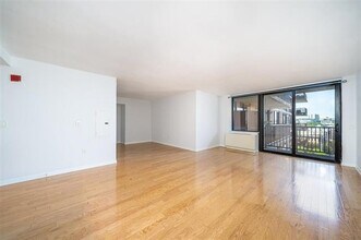 700 Grove St in Jersey City, NJ - Building Photo - Building Photo