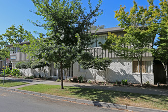 2530 S Street  Apartments in Sacramento, CA - Building Photo - Building Photo