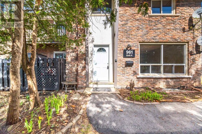 961-961 Francis Rd in Burlington, ON - Building Photo - Building Photo