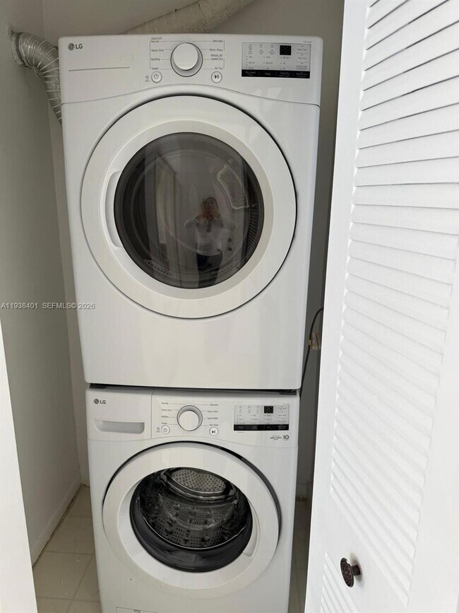 9711 Fontainebleau Blvd in Miami, FL - Building Photo - Building Photo