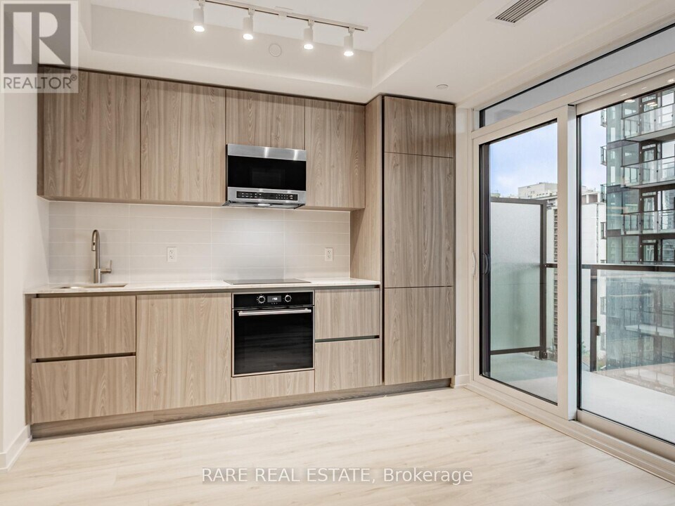 110 Broadway Ave in Toronto, ON - Building Photo