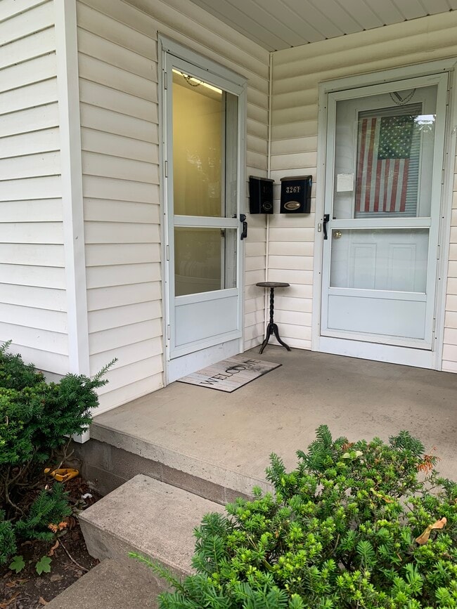 3259 Iroquois Rd, Unit 3259 Iroquois Rd - upper