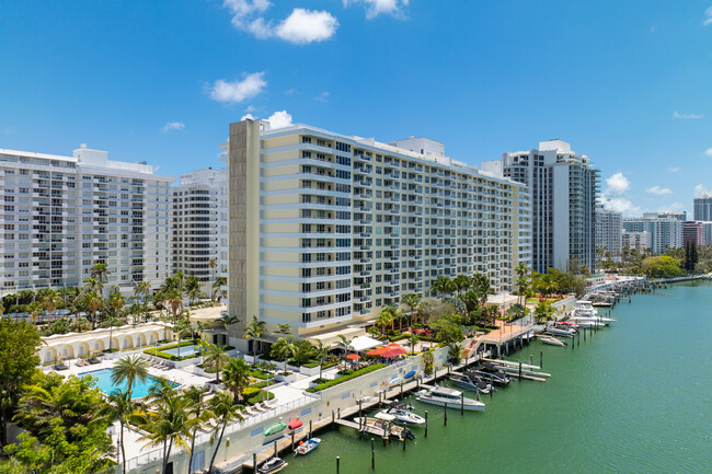 5600 Collins in Miami Beach, FL - Building Photo - Building Photo