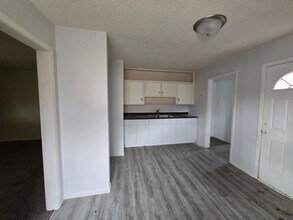 416 SE Pinecrest Dr in Topeka, KS - Building Photo - Building Photo