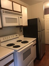 1806 Hemlock Pl, Unit 210 in Schaumburg, IL - Foto de edificio - Building Photo