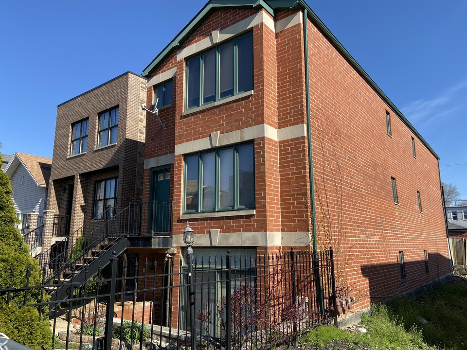 2442 W Fillmore St, Unit 1 in Chicago, IL - Foto de edificio