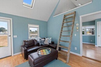 12 Lower County Rd in Dennis, MA - Foto de edificio - Building Photo