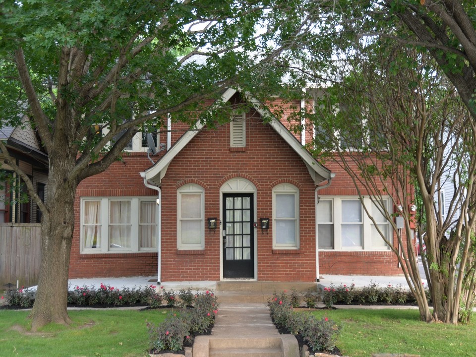 CHATEAUX in Dallas, TX - Building Photo