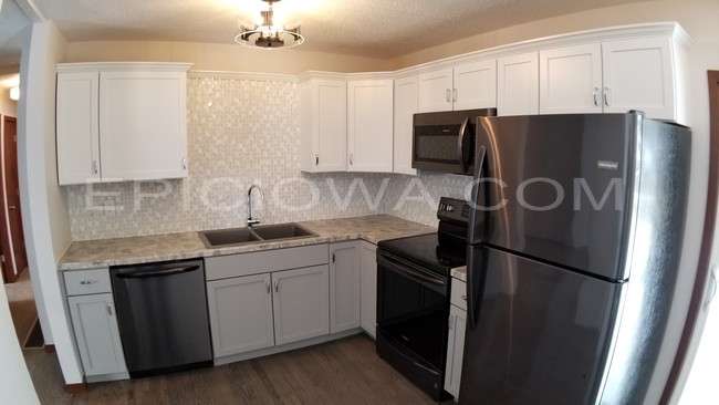 6524 Laurel Ln NE in Cedar Rapids, IA - Building Photo - Building Photo