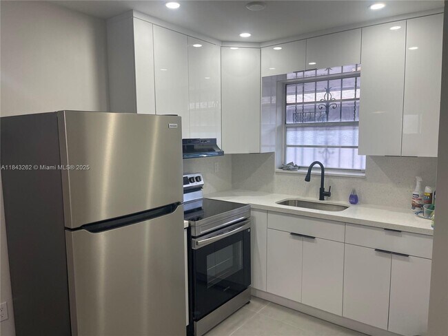 115 W 28th St in Hialeah, FL - Building Photo - Building Photo