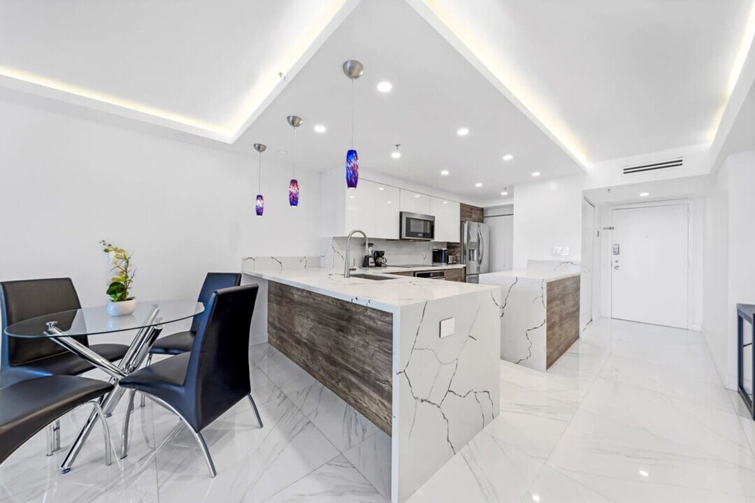 1717 N Bayshore Dr in Miami, FL - Building Photo