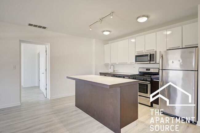 1540 W Glenlake Ave, Unit 5B
