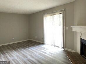 5870 Sheldon Ct in Atlanta, GA - Building Photo - Building Photo