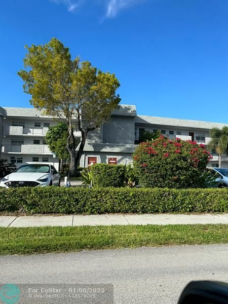 8105 NW 61st St in Tamarac, FL - Building Photo