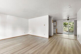 17462 SE 82nd Dr in Clackamas, OR - Building Photo - Building Photo