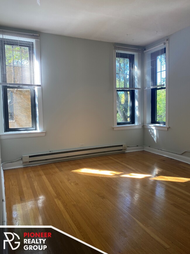 721 W Barry Ave, Unit #721.5-A3 in Chicago, IL - Foto de edificio - Building Photo
