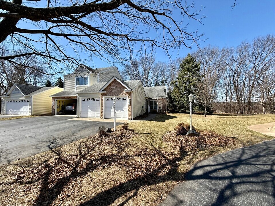 5673 Donegal Ct in Shoreview, MN - Foto de edificio
