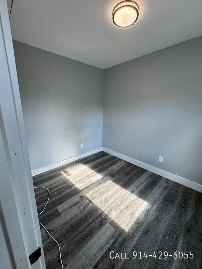 4 Whelan Pl in Yonkers, NY - Building Photo - Building Photo