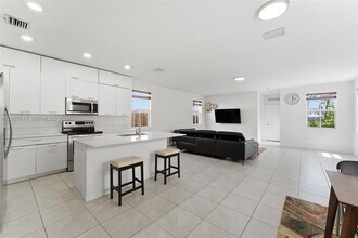2284 NW 130th St in Miami, FL - Building Photo - Building Photo