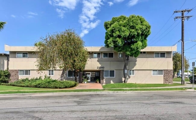 Los Codona in Torrance, CA - Building Photo - Interior Photo