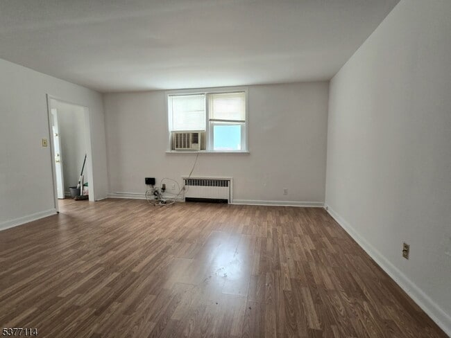 305 Green Ave in Lyndhurst, NJ - Building Photo - Building Photo