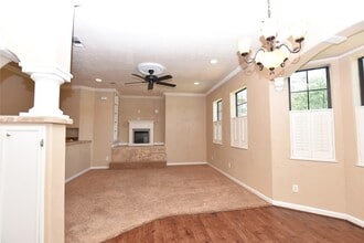 405 Mc Kinney Ln in Crosby, TX - Foto de edificio - Building Photo