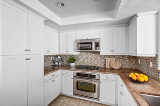 7249 Franklin Ave, Unit 204 in Los Angeles, CA - Building Photo - Building Photo