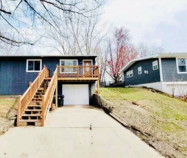 1451 Westview Dr in Coralville, IA - Building Photo - Building Photo