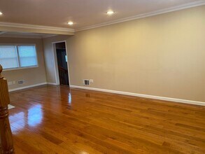 25 Woodhollow Rd in Albertson, NY - Building Photo - Building Photo