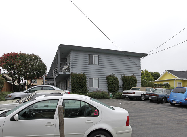 1901 Portola Dr in Santa Cruz, CA - Foto de edificio - Building Photo